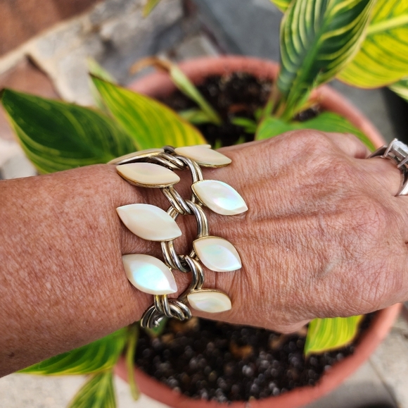 Vintage  Goldtone Mother of pearl  Leaf Chsin Bracele5 - Picture 1 of 11